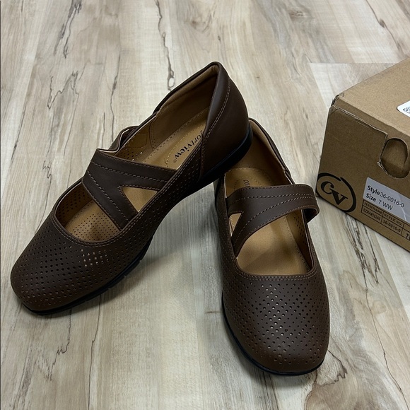 NWT Comfortview Women's Perforated Brown Flats - Picture 1 of 7